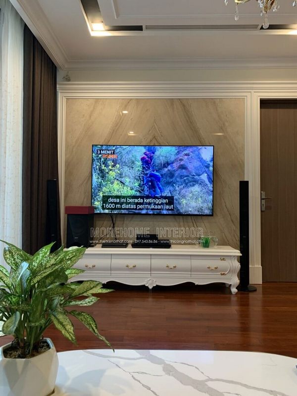 Việc thi công đá ốp tường phòng khách cao cấp.