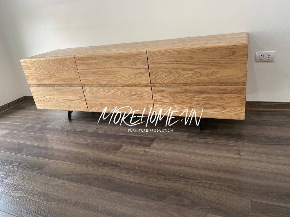 Thi công một kệ tủ tivi gỗ tự nhiên có chân hiện đại, phong cách đơn giản nhưng vẫn mang lại một vẻ đẹp sang trọng cho không gian sống của gia chủ.